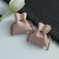 Weiche Mikrofaser Schmuckbeutel, rosa Kordelzug Geschenktüten für Halsketten und kleine Accessoires. - 7*8cm / Nude Rosa