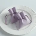 Helllila Mikrofaser Schmuckbeutel mit Kordelzug, weiche kleine Geschenktüten für Ohrringe Kette. - Hellviolett