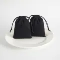 Schwarze Samt Beutel mit Kordelzug für Schmuck, Geschenke und kleine Accessoires. 2er Pack. - Schwarz