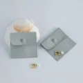Grauer Samt Schmuckaufbewahrung Beutel mit Druckknopf fuer Ringe kleine Accessoires. - 8*8cm / Hellgrün