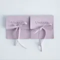 Set aus zwei violetten Wildleder-Schmuckbeuteln mit Schleifenband für Ringe und Ketten. - Hellviolett
