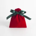 Rote Samt Kordelzug Tasche mit dunkelgrüner Schleife, ideal für Schmuck und Geschenkverpackung. - Rot Mit Grünem Band / 7x9cm