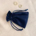 Dunkelblaue Samt Schmucktasche mit Perlenohrhringen, ideal fuer Geschenke und Aufbewahrung. - 7*9cm / Dunkelblau