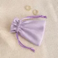 Lila Samt Schmuckbeutel Detail mit weicher Textur und goldenen Perlen Creolen Ohrringen. - 7*9cm / Hellviolett