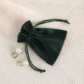 Prasino veludino sakoulaki me kordoni gia thiki kosmimatwn kai omorfa skoularikia. - 7x9cm / σκούρο πράσινο