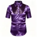 Chemise satinée violette à manches courtes pour homme avec empiècements sequins. - Violet