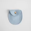 Hellblaue Wildleder-Schmucktasche mit Lasche und goldenem Druckknopf für kleine Accessoires. - 8*8.5cm / Hellblau