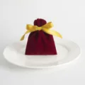 Roter Samt Schmuckbeutel Detailansicht, weicher Kordelzug Geschenksack mit goldenem Band. - Weinrot Mit Goldband / 7x9cm