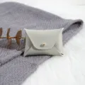 Graues PU-Leder Mini Druckknopf Münzgeldbörse Schmuck Aufbewahrungsbeutel Umschlag Design - Grau / 7*5cm