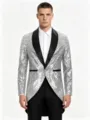 Détail de la veste de smoking élégante à sequins argentés avec revers noir pour scène. - Argent