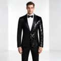 Detalle en primer plano de la chaqueta asimmetrica de lentejuelas con solapa elegante. - S / Tops / Piezas colgantes negras