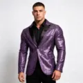 Dettaglio in primo piano del blazer con paillettes viola e risvolto nero per uomo. Vista. - Taglia S / Viola