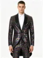 Vue détaillée de la veste queue-de-pie colorée à sequins avec revers en satin noir. - S / À Motif