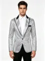 Primer plano detallado del blazer plateado con lentejuelas y solapas negras elegantes. - Plateado