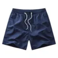 Pantaloncini da spiaggia casual blu navy tinta unita da uomo con coulisse bianca. - Blu navy
