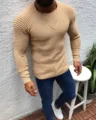 Herren schmal geschnittener langärmliger Rundhals Strickpulover in modischer Khakifarbe. - S / Oberteile / Camel