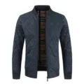 Dettaglio giacca bomber trapuntata foderata in pile uomo inverno, cappotto collo alto. - Taglia M / Blu