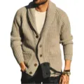 Detailweergave van heren gebreid vest met sjaalkraag, knoopsluiting en opvallende grove breistructuur. - S / Tops / Khaki