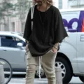 Lockerer Herren Langarm-Oberteil in Unifarben mit ausgefranstem Saum im Streetwear-Look. - S / Schwarz