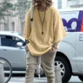 Strukturiertes Langarm Oberteil Detail zeigt Stofftextur und lässigen Streetwear Look. - S / Gelb