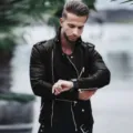 Λεπτομερης απεικονιση του μαυρου δερματινου μπουφαν μηχανης με φερμουαρ και γιακα. - M / Μαύρο