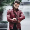 Vue détaillée de la veste en cuir bordeaux pour homme, col zippé et finition texturée. - M / Bordeaux