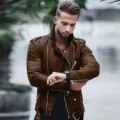 Veste de moto en cuir marron élégante pour hommes avec fermetures éclair et col montant chic - M / Marron