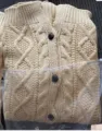 Herren Freizeit Zopfmuster Cardigan Pullover in Beige mit Knöpfen, ordentlich verpackt. - Cremegelb