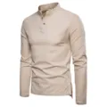 Nahaufnahme Detailansicht Herren einfarbig Stehkragen Langarmshirt Knopfleiste Bund. - Beige