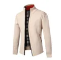 Vista dettagliata del cardigan in maglia da uomo con colletto alto, chiusura lampo e fodera. - Beige