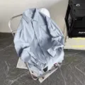 Camicia da uomo a maniche lunghe in lino azzurro, taglio casual ideale per le giornate estive. - Azzurro