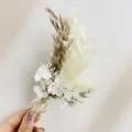 Primer plano de un mini ramo de flores secas, plantas preservadas para decoración. - XH134