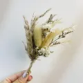 Nahaufnahme handgemachter Mini Trockenblumen Strauß Ansteckblume für Hochzeitsdeko Natur - XH276