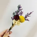 Primo piano dettagliato del mini bouquet di fiori secchi con sfera gialla e viola. - Bouquet di Fiori Secchi di Palla d'Oro e Rosa(XH179)