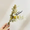 Handgemachte Trockenblumen Anstecker Detail, Mini Blumenstrauß für Hochzeitsdeko Geschenke. - XH275