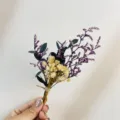 Mini bouquet di fiori secchi in primo piano dettagliato, ideale per decorazioni fai da te. - Bouquet di Fiori Secchi Viola e Giallo Chiaro(XH175)