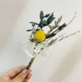 Prendido de flores secas artesanales con hortensia blanca y craspedia para la boda. - xh267