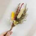 Detalle de prendido o boutonnière en flores secas hechas a mano para bodas y eventos. - XH261