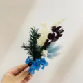Gedetailleerde close-up van een klein gestabiliseerd boeket met blauwe hortensias. - Mini Gedroogd Bloemenboeket (XH101)