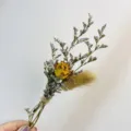 Bonita boutonnière de flores secas artesanales con rosa amarilla para la boda. - XH260