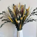 Hermoso ramo de flores secas con hierba de la pampa y cola de conejo para decoración. - HS194