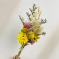 Detaillierte Nahaufnahme eines bunten Mini-Trockenblumenstraußes mit Juteband, ideale Deko. - Mini Getrockneter Blumenstrauß (XH157)