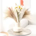 Φυσικό μπουκέτο αποξηραμένων λουλουδιών pampas grass με λευκό κεραμικό βάζο σπίτι. - HS42