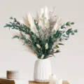 Ramo de flores secas en jarrón blanco, ideal para decoración del hogar, bodas y estética rústica. - HS185
