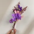 Gros plan détaillé d'un charmant mini bouquet de fleurs séchées avec de jolies hortensias violets. - Bouquet de Fleurs (XH117)