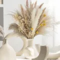 Vista detallada de un ramo de hierba de la pampa seca natural, ideal para decoración. - Ramo de Flores Secas de Carrizo (HS81)