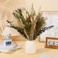 Ramo de flores secas nórdico con jarrón de cerámica blanca para decoración de mesa. - HS181