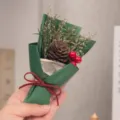 Mini droogbloemen boeket met dennenappel rode bessen groen cadeaupapier voor vrouwen verjaardag. - Grote Dennenappel met Donkergroen Papier Mini