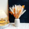 Ramo de flores secas de hierba de la pampa con florero de cerámica blanca, altura 43 cm. - HS188
