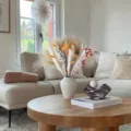 Bouquet de pampa seche avec vase en ceramique, decor floral duveteux naturel pour salon. - HS182